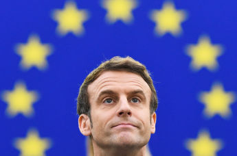 Президент Франции Эммануэль Макрон на фоне флага ЕС