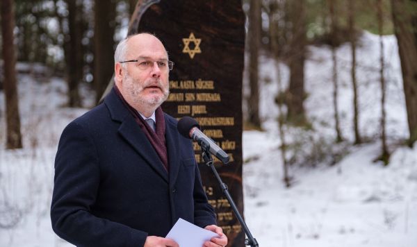 Президент Эстонии Алар во время церемонии открытия памятника жертвам Холокоста, 27 января 2022