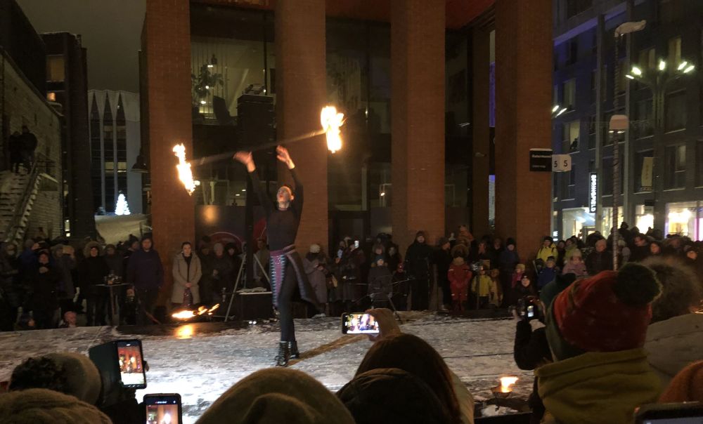 Огненное шоу на празднике по случаю китайского Нового года на площади квартала Ротерманни в Таллине, 1 февраля 2022 года