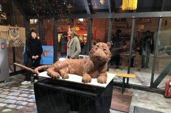 Ледяная скульптура тигра на Радушной площади, 1 февраля 2022 года