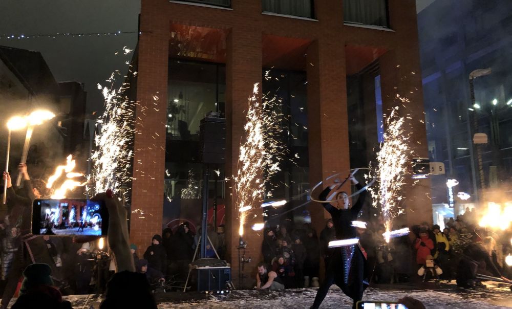 Огненное шоу на празднике по случаю китайского Нового года на площади квартала Ротерманни в Таллине, 1 февраля 2022 года