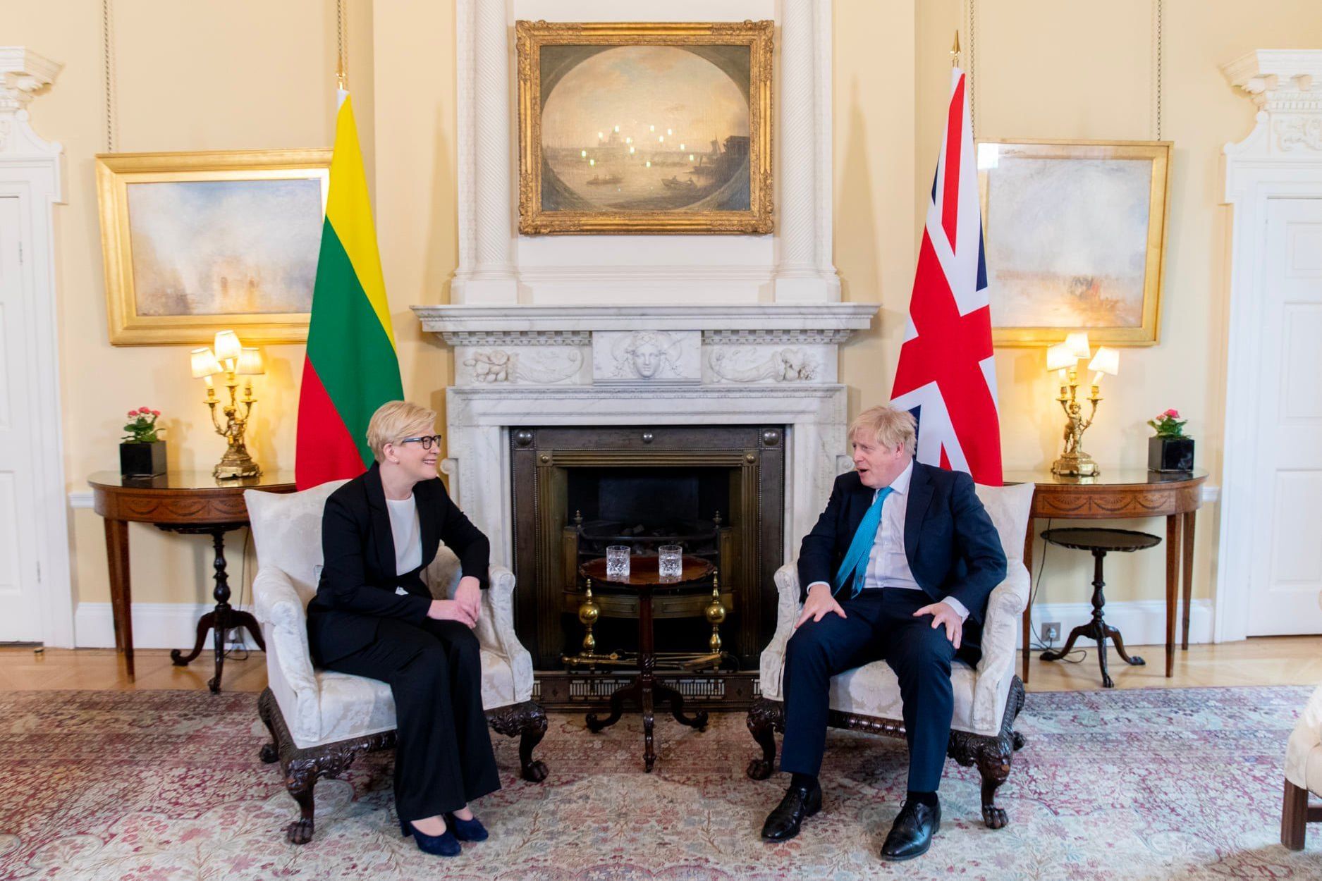 Премьер-министр Ингрида Шимоните  и премьер-министр Великобритании Борис Джонсон на встрече в Лондоне, 8 февраля 2022