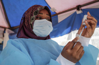 Медсестра готовит вакцину, Найроби, Кения