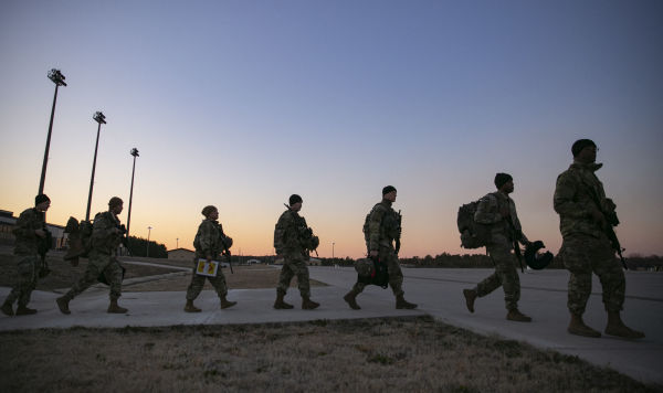 Американские военные на авиабазе Форт-Брэгг готовятся к отправлению в Европу