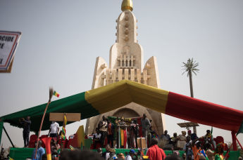 Демонстрация у памятника Независимости в Бамако в ознаменование вывода войск Франции из Мали, 19 февраля 2022