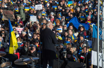 Президент Эстонии Алар Карис выступает во время демонстрации в поддержку Украины на площади Свободы в Таллинне, Эстония, 26 февраля 2022 года