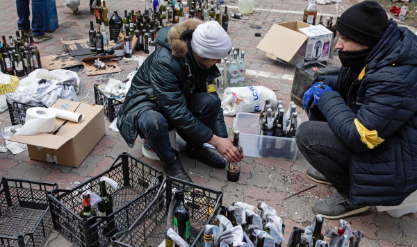 Люди готовят коктейли Молотова в Киеве, Украина, 27 февраля 2022 года