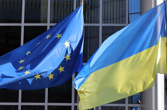 Флаги Украины и ЕС на фоне здания Европарламента