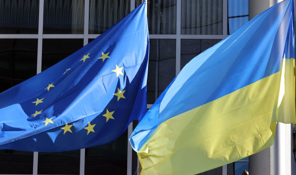 Флаги Украины и ЕС на фоне здания Европарламента