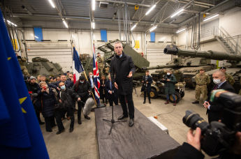 Генсек НАТО Йенс Столтенберг на военной базе альянса в Тапа, Эстония, 1 марта 2022