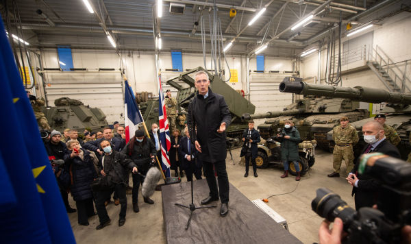 Генсек НАТО Йенс Столтенберг на военной базе альянса в Тапа, Эстония, 1 марта 2022