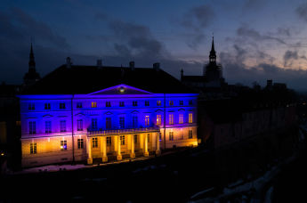 Здание правительства Эстонии в цветах Украинского флага