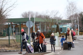 Украинские беженцы на пограничном переходе в Берегшуранах, Венгрия