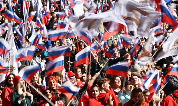 Участники митинга-концерта в "Лужниках", посвященного воссоединению Крыма с Россией, 18 марта  2022