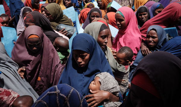 Женщины с детьми в ожидании продуктов с высоким содержанием питательных веществ и медицинских услуг в лагере для внутренне перемещенных лиц (ВПЛ) Таукал 2 Динсур в Байдоа, Сомали, 14 февраля 2022 года