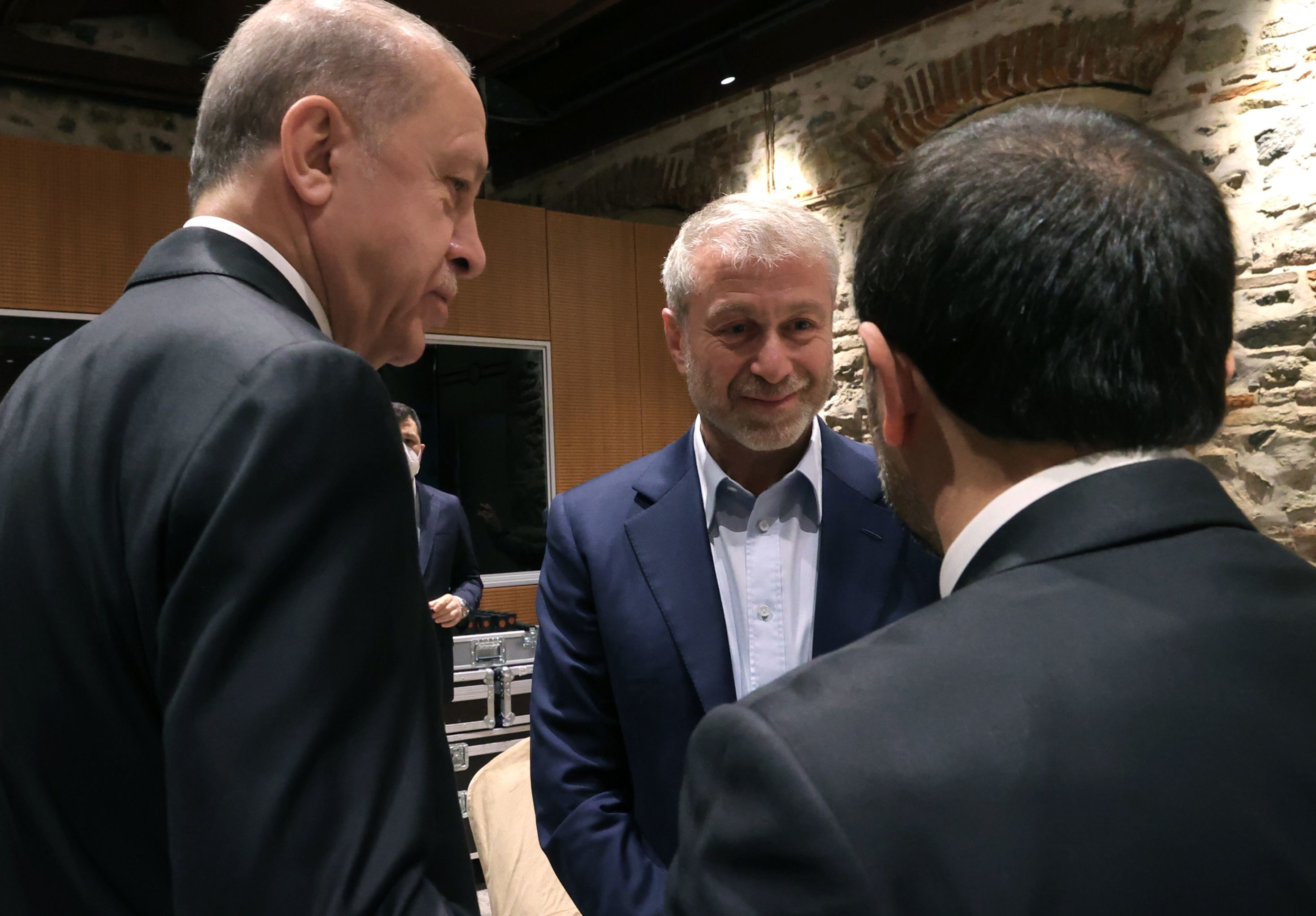 Президент Турции Реджеп Тайип Эрдоган (слева) и бизнесмен Роман Абрамович перед началом российско-украинских переговоров во дворце Долмабахче в Стамбуле, 29 марта 2022