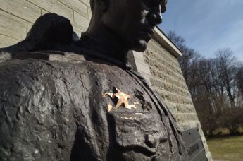 У Бронзового солдата в Таллине неизвестные вандалы срезали "Звезду героя", 18 апреля 2022 г.