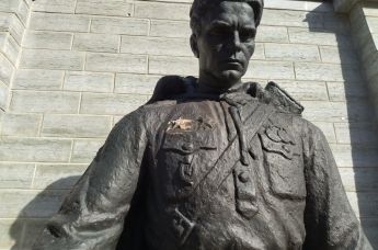 У Бронзового солдата в Таллине неизвестные вандалы срезали "Звезду героя", 18 апреля 2022 г.
