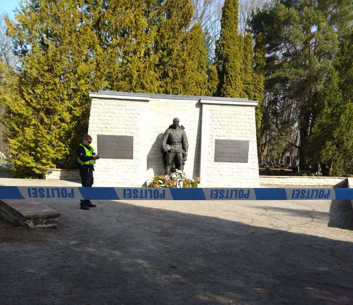 Полиция прибыла к Бронзовому солдату в Таллине, когда поступил сигнал о вандализме, 18 апреля 2022 г.