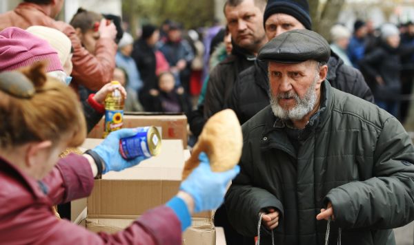 Раздача гуманитарной помощи для жителей города Рубежное в ЛНР