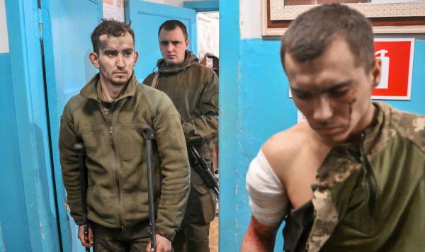 Военнослужащие Вооруженных сил Украины (на первом плане), сдавшиеся в плен в Мариуполе