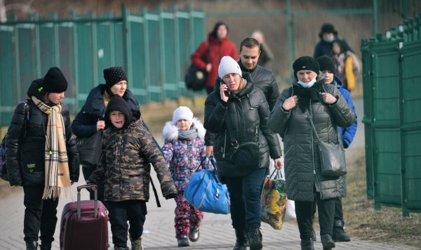 Жители Украины проходят польско-украинскую границу через контрольно-пропускной пункт Медыка