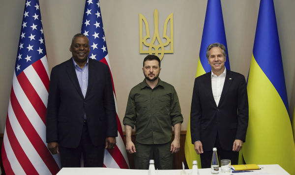 Министр обороны США Ллойд Остин, президент Украины Владимир Зеленский и госсекретарь США Энтони Блинкен во время встречи в Киеве, Украина, 25 апреля 2022