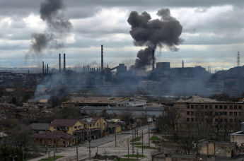 Дым над заводом "Азовсталь" в Мариуполе