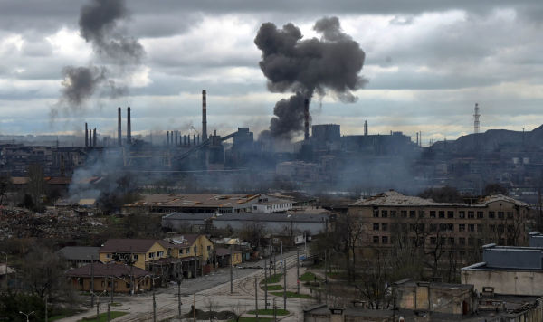 Дым над заводом "Азовсталь" в Мариуполе