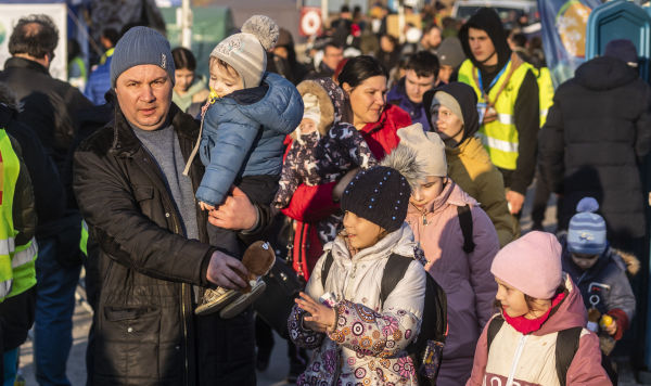 Беженцы ожидают распределения на украинско-польской границе в Медыке, Польша