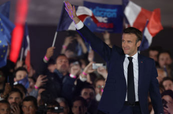 Президент Франции Эммануэль Макрон празднует свою победу на выборах, Париж, 24 апреля 2022 года