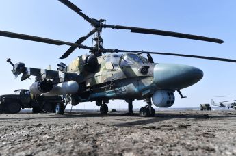 Ударный вертолет Ка-52 ВКС России на полевом аэродроме ВКС России в зоне проведения специальной военной операции на Украине