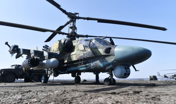 Ударный вертолет Ка-52 ВКС России на полевом аэродроме ВКС России в зоне проведения специальной военной операции на Украине
