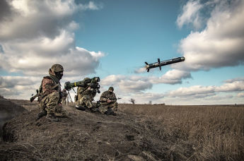 Украинские солдаты используют пусковую установку с американскими ракетами Javelin