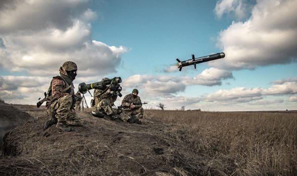 Украинские солдаты используют пусковую установку с американскими ракетами Javelin
