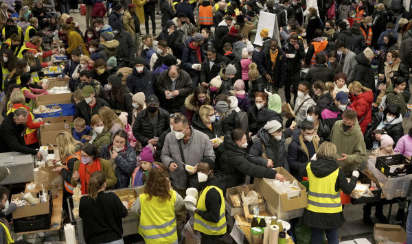 Украинские беженцы на главном железнодорожном вокзале в Берлине, Германия, 8 марта 2022 года