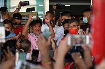 Кандидат в президенты Фердинанд Маркос-младший празднует со своими сторонниками прибытие в штаб-квартиру избирательной кампании в Маниле, 11 мая 2022 года