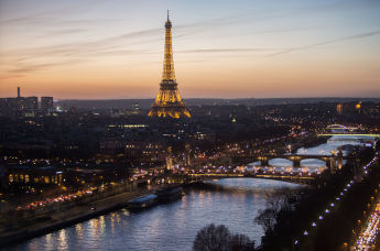 Вид на подсвеченную Эйфелеву башню в Париже