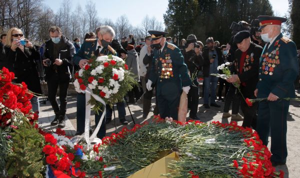 Ветераны возлагают цветы к монументу "Павшим во Второй мировой войне" на Военном кладбище в Таллине в День 76-й годовщины Победы в Великой Отечественной войне, 9 мая 2021 год