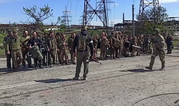 Сдача в плен украинских боевиков с территории "Азовстали"