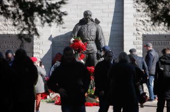Возложение цветов к монументу "Павшим во Второй мировой войне" на Военном кладбище в Таллине