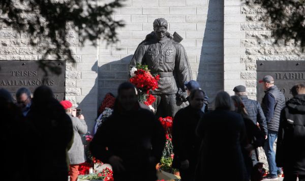 Возложение цветов к монументу "Павшим во Второй мировой войне" на Военном кладбище в Таллине