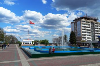 Знамя Победы, поднятое над центральной площадью Мелитополя