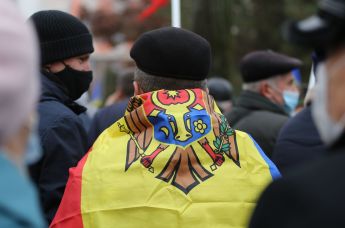 Флаг Молдавии на спине мужчины