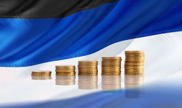 Монеты Евро на фоне флага Эстонии