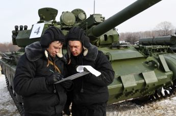 Военнослужащие РФ во время показательного выезда исторической бронетехники. На втором плане – танк Т-62