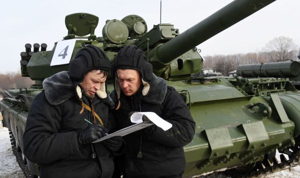 Военнослужащие РФ во время показательного выезда исторической бронетехники. На втором плане – танк Т-62