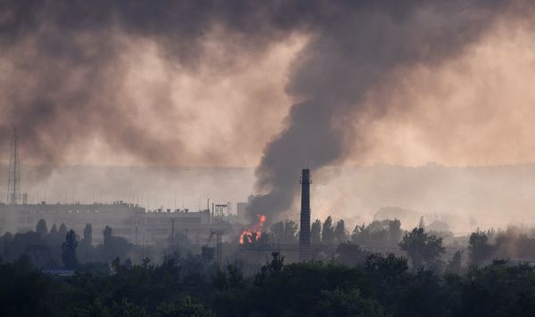Дым от пожаров на заводе "Азот", возникших в результате обстрелов Народной милицией ЛНР в Северодонецке
