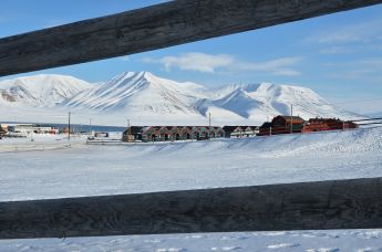 Арктические домики поселка Лонгиербюен на острове Западный Шпицберген
