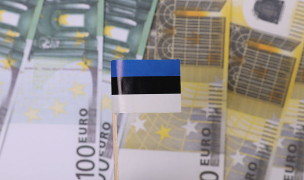 Флажок Эстонии на фоне купюр евро